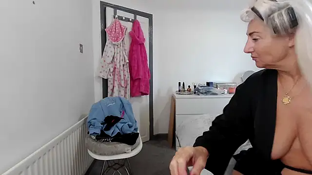 Snapshot of TanyaTaylor45 chatting on 10.18.25 TanyaTaylor45 online show from 10.18.25