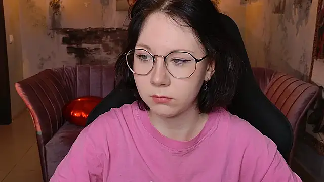 Snapshot of NancyMartinez chatting on 10.16.25 NancyMartinez online show from 10.16.25