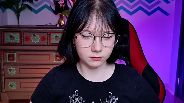 Snapshot of NancyMartinez chatting on 10.18.25 NancyMartinez online show from 10.18.25