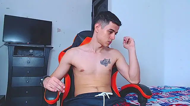 ADAM HOT online show from 01.05.26