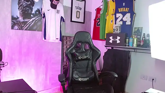 Snapshot of Hendry_ chatting on 12.17.25 Hendry online show from 12.17.25