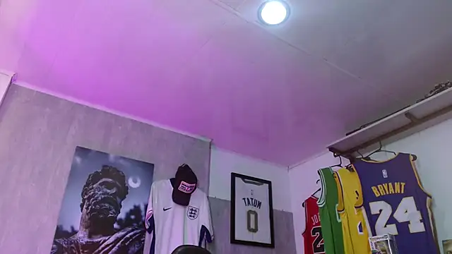 Snapshot of Hendry_ chatting on 12.18.25 Hendry online show from 12.18.25