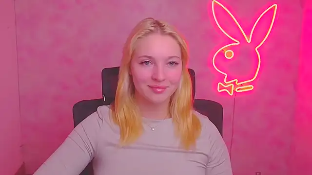 Snapshot of Milka_kiss_ chatting on 10.08.25 Milka kiss online show from 10.08.25