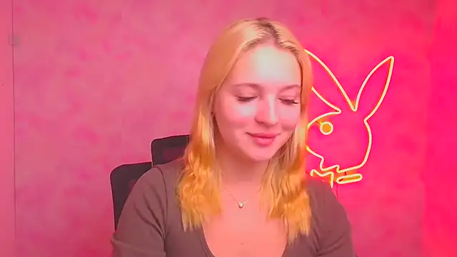 Snapshot of Milka_kiss_ chatting on 10.17.25 Milka kiss online show from 10.17.25