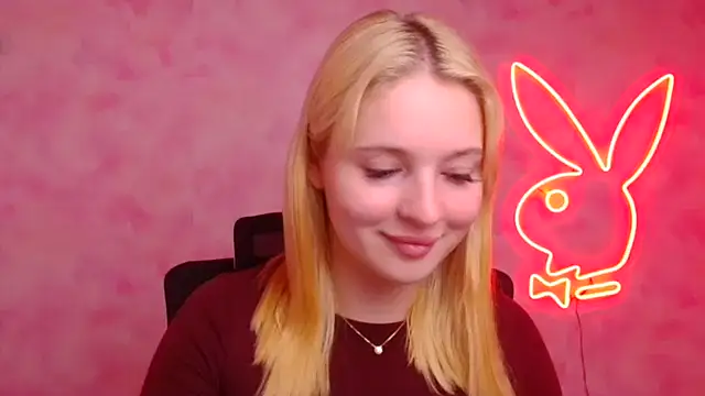 Snapshot of Milka_kiss_ chatting on 10.21.25 Milka kiss online show from 10.21.25