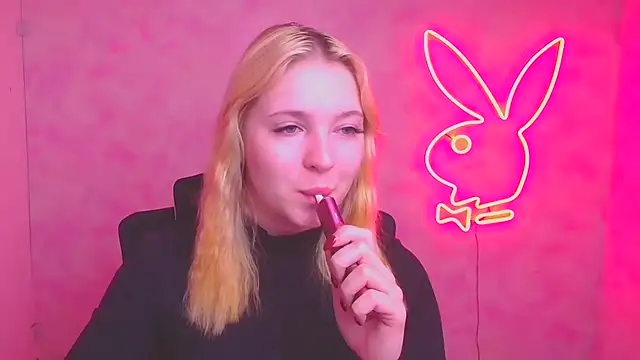 Snapshot of Milka_kiss_ chatting on 10.31.25 Milka kiss online show from 10.31.25