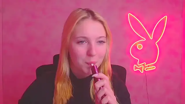 Snapshot of Milka_kiss_ chatting on 11.12.25 Milka kiss online show from 11.12.25