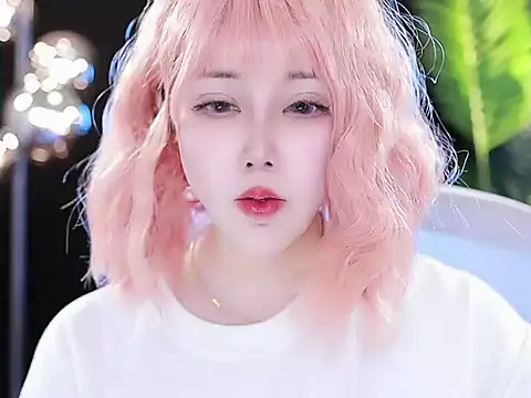 Qiaoqiao  online show from 03.20.25