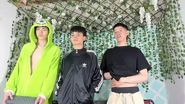 Snapshot of Fresahot2005 chatting on 02.21.25 Fresahot2005 online show from 02.21.25