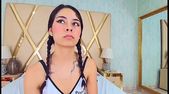 Snapshot of NicoleEsposito chatting on 01.14.25 NicoleEsposito online show from 01.14.25