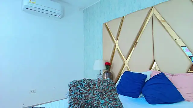 Snapshot of NicoleEsposito chatting on 01.24.25 NicoleEsposito online show from 01.24.25