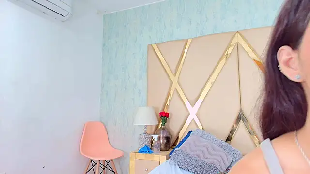 Snapshot of NicoleEsposito chatting on 02.05.25 NicoleEsposito online show from 02.05.25