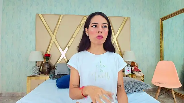 Snapshot of NicoleEsposito chatting on 02.13.25 NicoleEsposito online show from 02.13.25