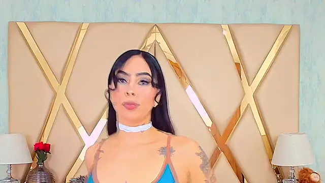 Snapshot of NicoleEsposito chatting on 02.13.25 NicoleEsposito online show from 02.13.25