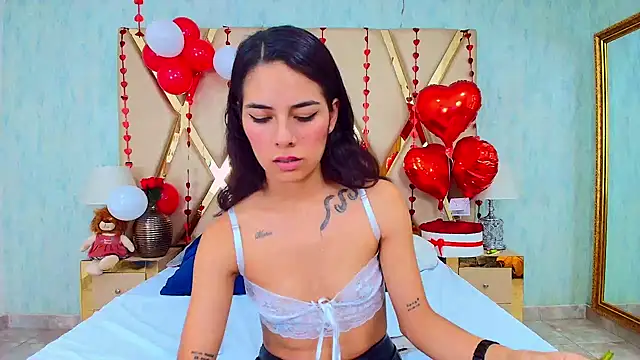 Snapshot of NicoleEsposito chatting on 02.15.25 NicoleEsposito online show from 02.15.25