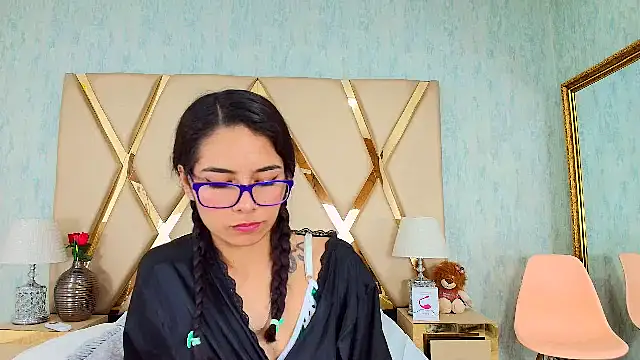 Snapshot of NicoleEsposito chatting on 02.25.25 NicoleEsposito online show from 02.25.25