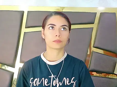 Snapshot of NicoleEsposito chatting on 09.17.25 NicoleEsposito online show from 09.17.25