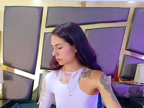 Snapshot of NicoleEsposito chatting on 09.22.25 NicoleEsposito online show from 09.22.25