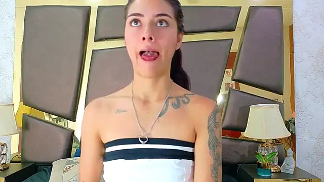 Snapshot of NicoleEsposito chatting on 09.23.25 NicoleEsposito online show from 09.23.25