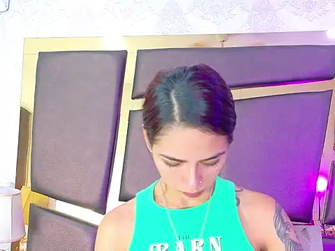 Snapshot of NicoleEsposito chatting on 09.26.25 NicoleEsposito online show from 09.26.25