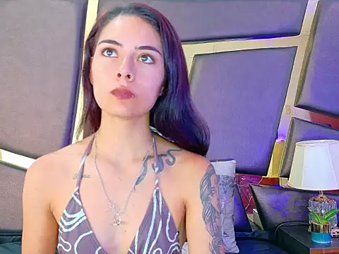 Snapshot of NicoleEsposito chatting on 09.27.25 NicoleEsposito online show from 09.27.25