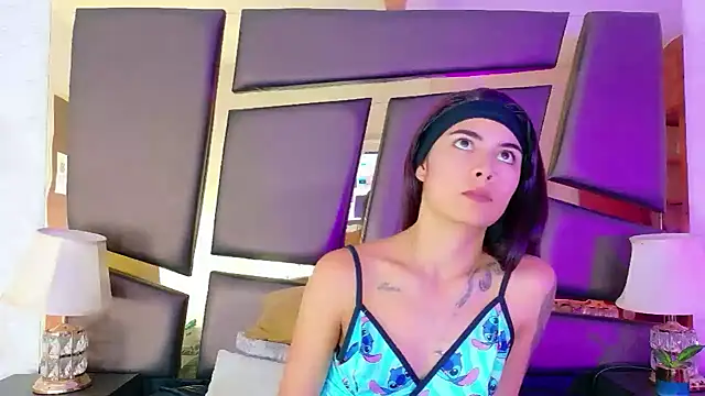 Snapshot of NicoleEsposito chatting on 09.29.25 NicoleEsposito online show from 09.29.25