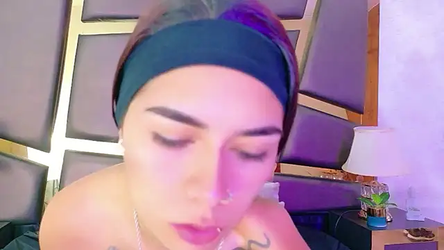 Snapshot of NicoleEsposito chatting on 09.30.25 NicoleEsposito online show from 09.30.25