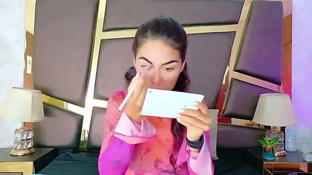 Snapshot of NicoleEsposito chatting on 10.04.25 NicoleEsposito online show from 10.04.25