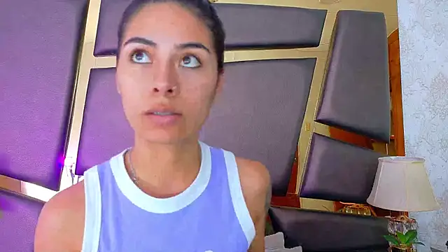 Snapshot of NicoleEsposito chatting on 10.09.25 NicoleEsposito online show from 10.09.25