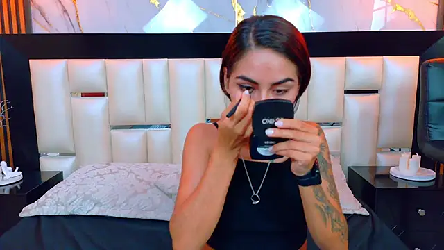 Snapshot of NicoleEsposito chatting on 10.14.25 NicoleEsposito online show from 10.14.25