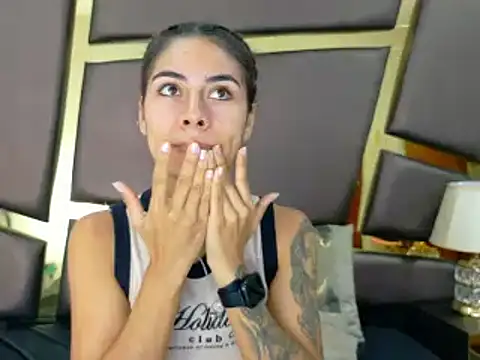 Snapshot of NicoleEsposito chatting on 10.16.25 NicoleEsposito online show from 10.16.25