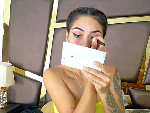 Snapshot of NicoleEsposito chatting on 10.17.25 NicoleEsposito online show from 10.17.25