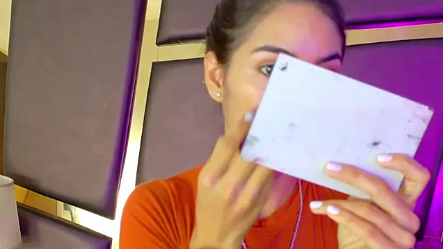 Snapshot of NicoleEsposito chatting on 10.18.25 NicoleEsposito online show from 10.18.25