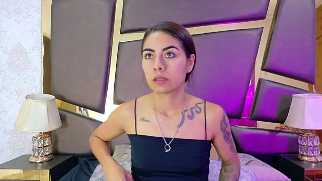 Snapshot of NicoleEsposito chatting on 10.20.25 NicoleEsposito online show from 10.20.25