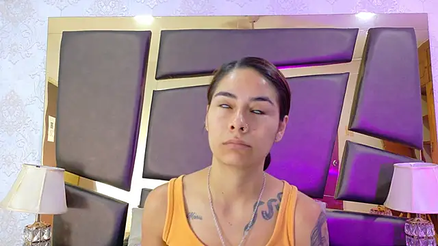 Snapshot of NicoleEsposito chatting on 10.21.25 NicoleEsposito online show from 10.21.25