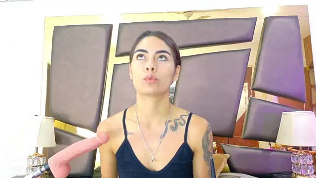 Snapshot of NicoleEsposito chatting on 10.22.25 NicoleEsposito online show from 10.22.25