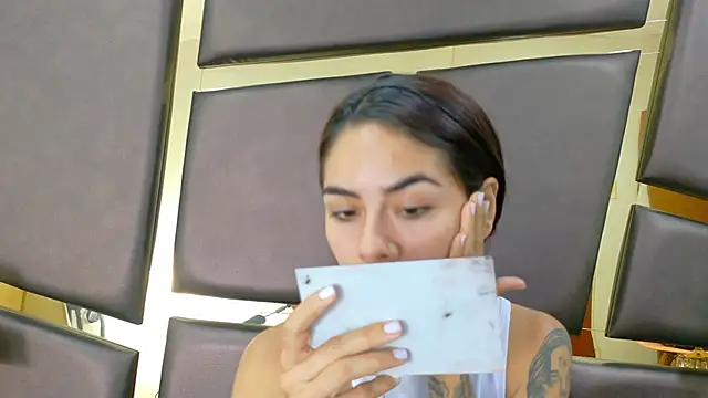 Snapshot of NicoleEsposito chatting on 10.24.25 NicoleEsposito online show from 10.24.25