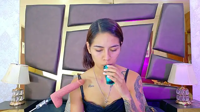 Snapshot of NicoleEsposito chatting on 10.25.25 NicoleEsposito online show from 10.25.25