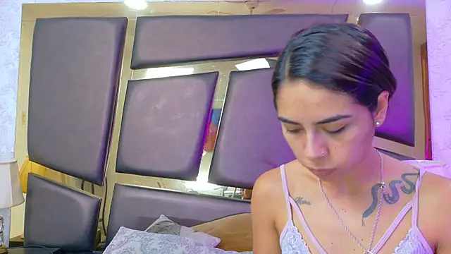 Snapshot of NicoleEsposito chatting on 11.06.25 NicoleEsposito online show from 11.06.25