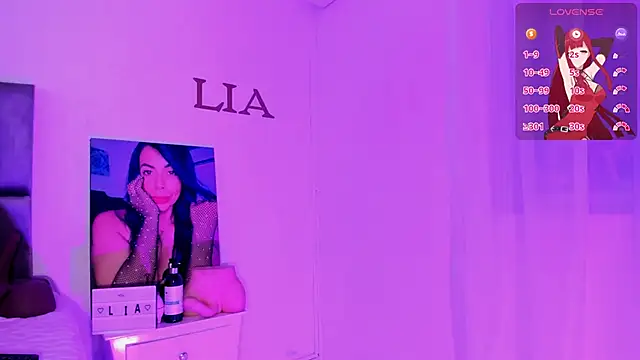 Snapshot of Lia_johnsonn chatting on 10.15.25 Lia johnsonn online show from 10.15.25
