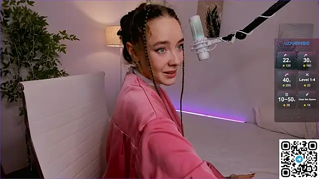 Snapshot of AngelPaull chatting on 10.12.25 AngelPaull online show from 10.12.25