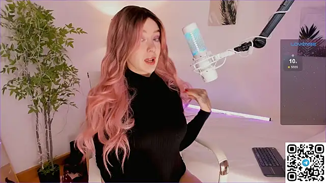 Snapshot of AngelPaull chatting on 10.17.25 AngelPaull online show from 10.17.25