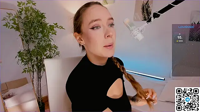 Snapshot of AngelPaull chatting on 10.27.25 AngelPaull online show from 10.27.25