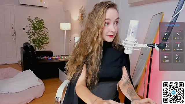 Snapshot of AngelPaull chatting on 11.08.25 AngelPaull online show from 11.08.25