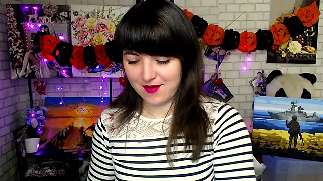 Snapshot of Darina_M_ chatting on 10.30.25 Darina M online show from 10.30.25