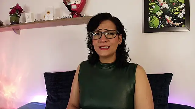 Snapshot of Elliee_ chatting on 04.18.26 Elliee online show from 04.18.26