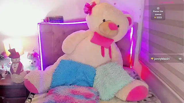 Snapshot of _EmiRhodes chatting on 12.23.24 EmiRhodes online show from 12.23.24