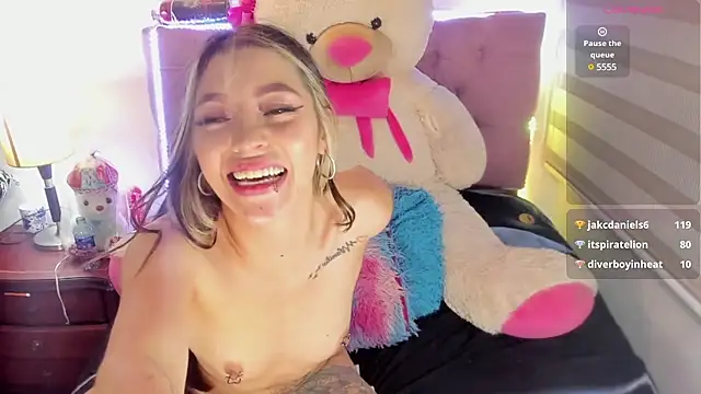 Snapshot of _EmiRhodes chatting on 03.10.25 EmiRhodes online show from 03.10.25