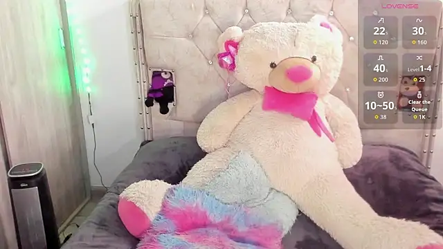 Snapshot of _EmiRhodes chatting on 10.16.25 EmiRhodes online show from 10.16.25