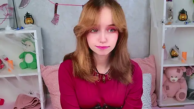 Snapshot of b4by_LoL1 chatting on 10.28.25 b4by LoL1 online show from 10.28.25